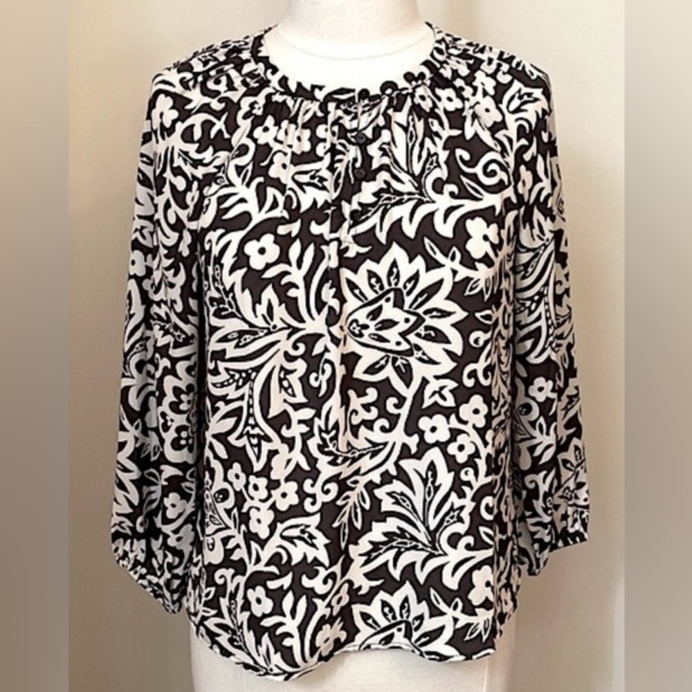 Ann Taylor Cream Gray Floral SZ S  Corporate Chic Dark Academia Pleated Top